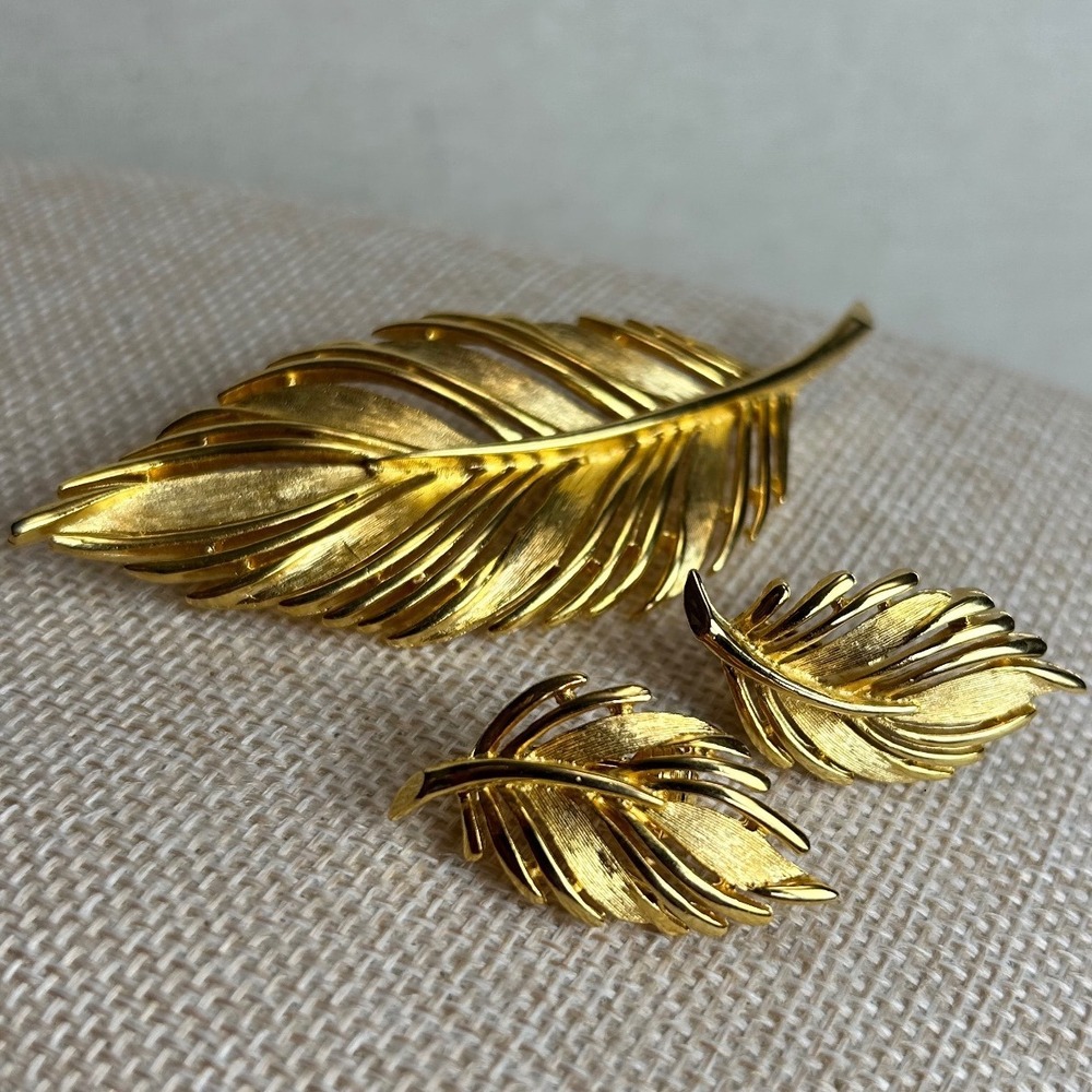 JJ Jonette Jewelry Gold Tone Feather Brooch Clip On Earring Set Vintage